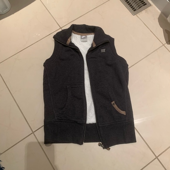 Nike Fur Vest - Picture 1 of 4